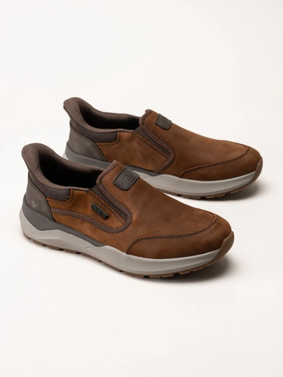 Rieker - Bruna slip on promenadskor i oljad nubuck