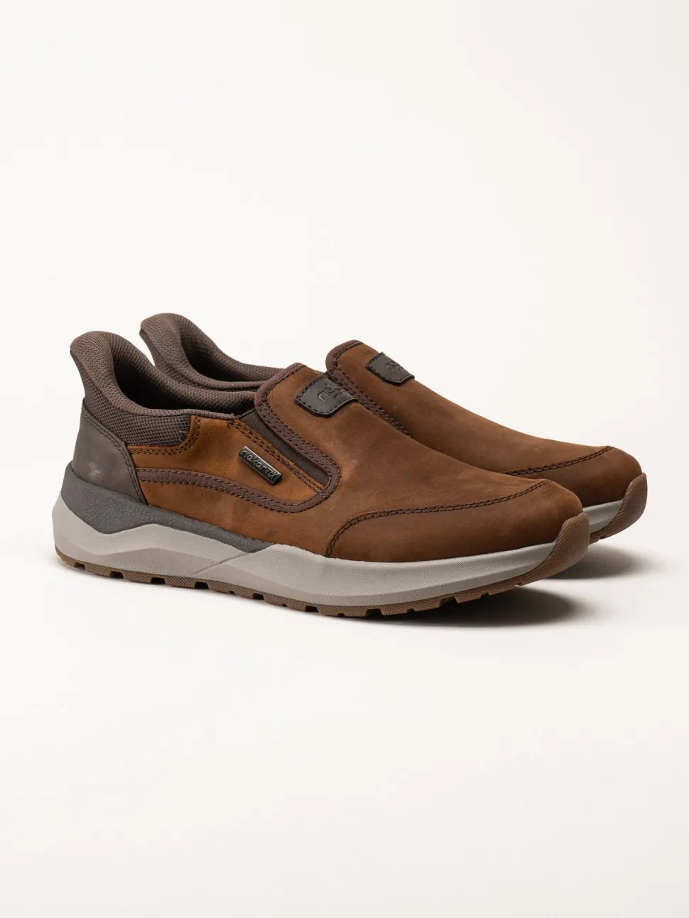 Rieker - Bruna slip on promenadskor i oljad nubuck