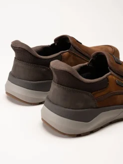 Rieker - Bruna slip on promenadskor i oljad nubuck