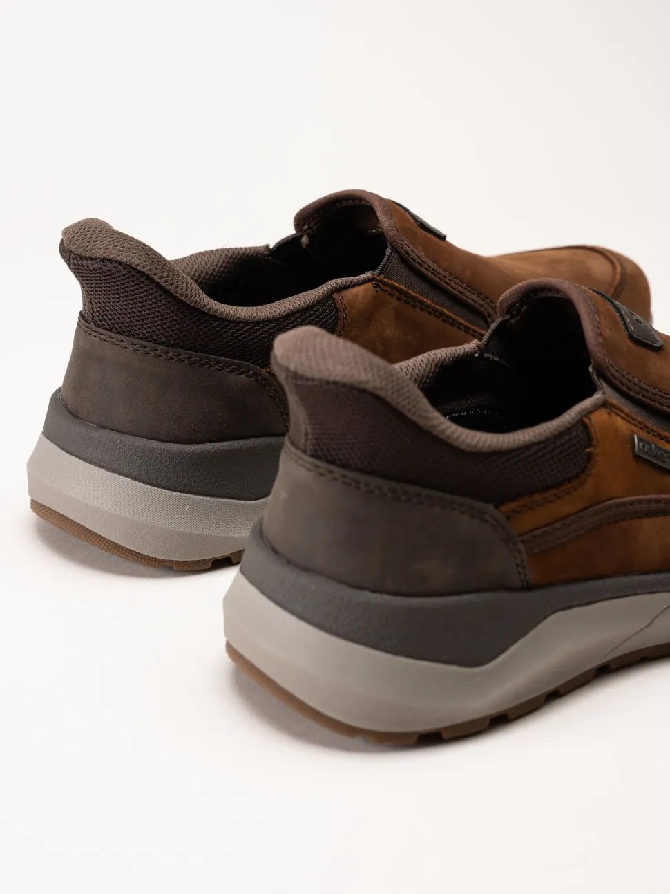Rieker - Bruna slip on promenadskor i oljad nubuck