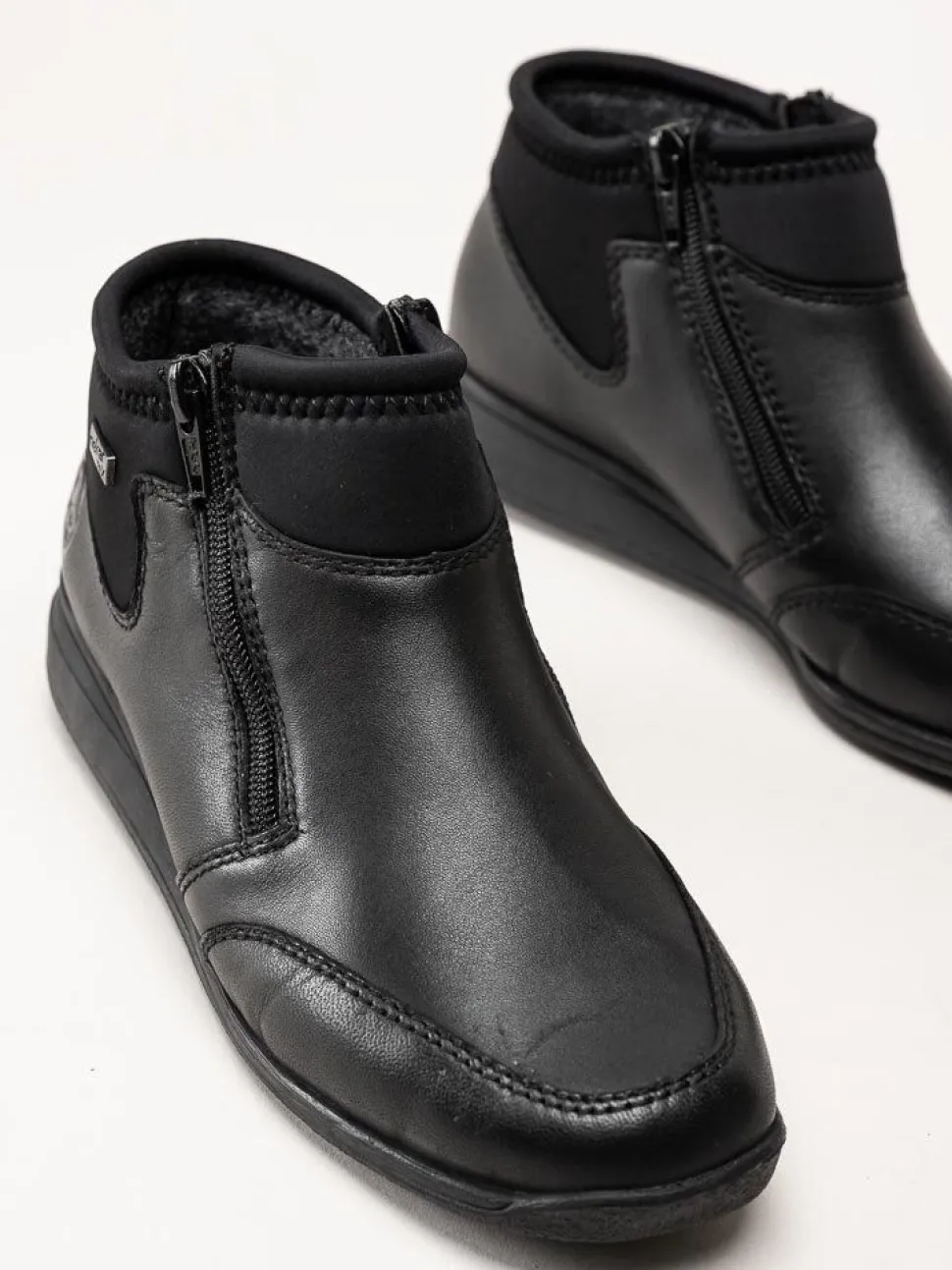 Rieker - Svarta boots i skinn och textil