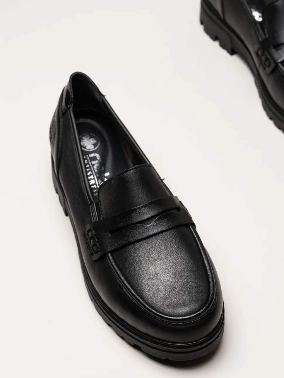 Rieker - Svarta loafers i skinn