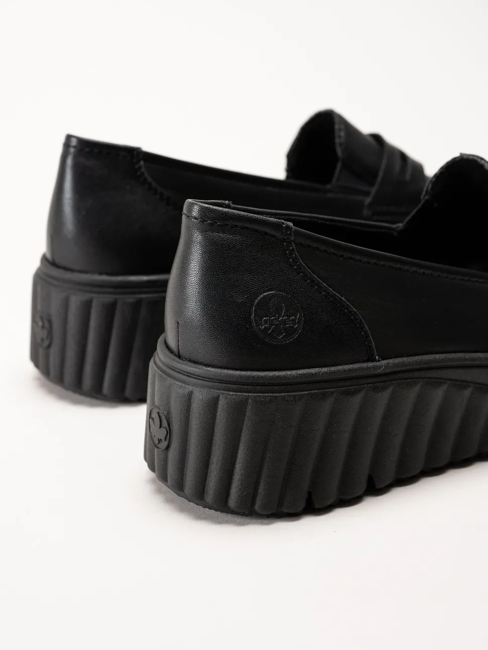 Rieker - Svarta loafers i skinn