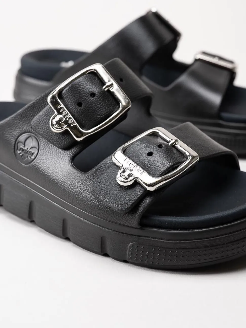 Rieker - Svarta slip in sandaler i skinnimitation