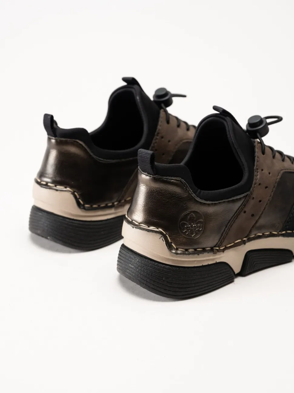Rieker - Svarta slip on promenadskor
