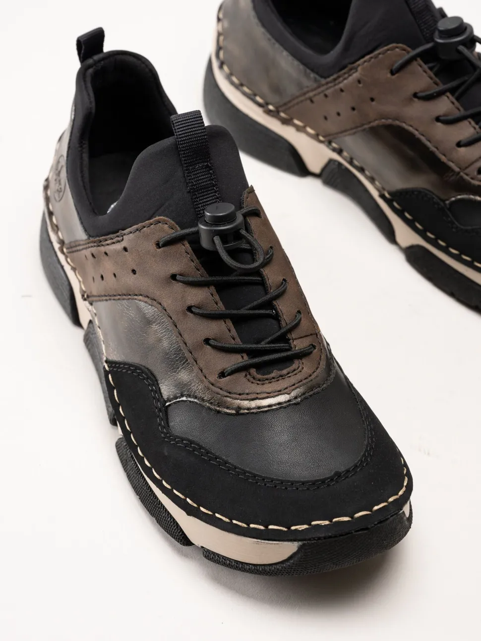 Rieker - Svarta slip on promenadskor