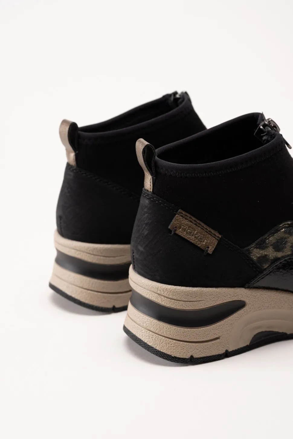 Rieker - Svarta sneakerboots med kilklack