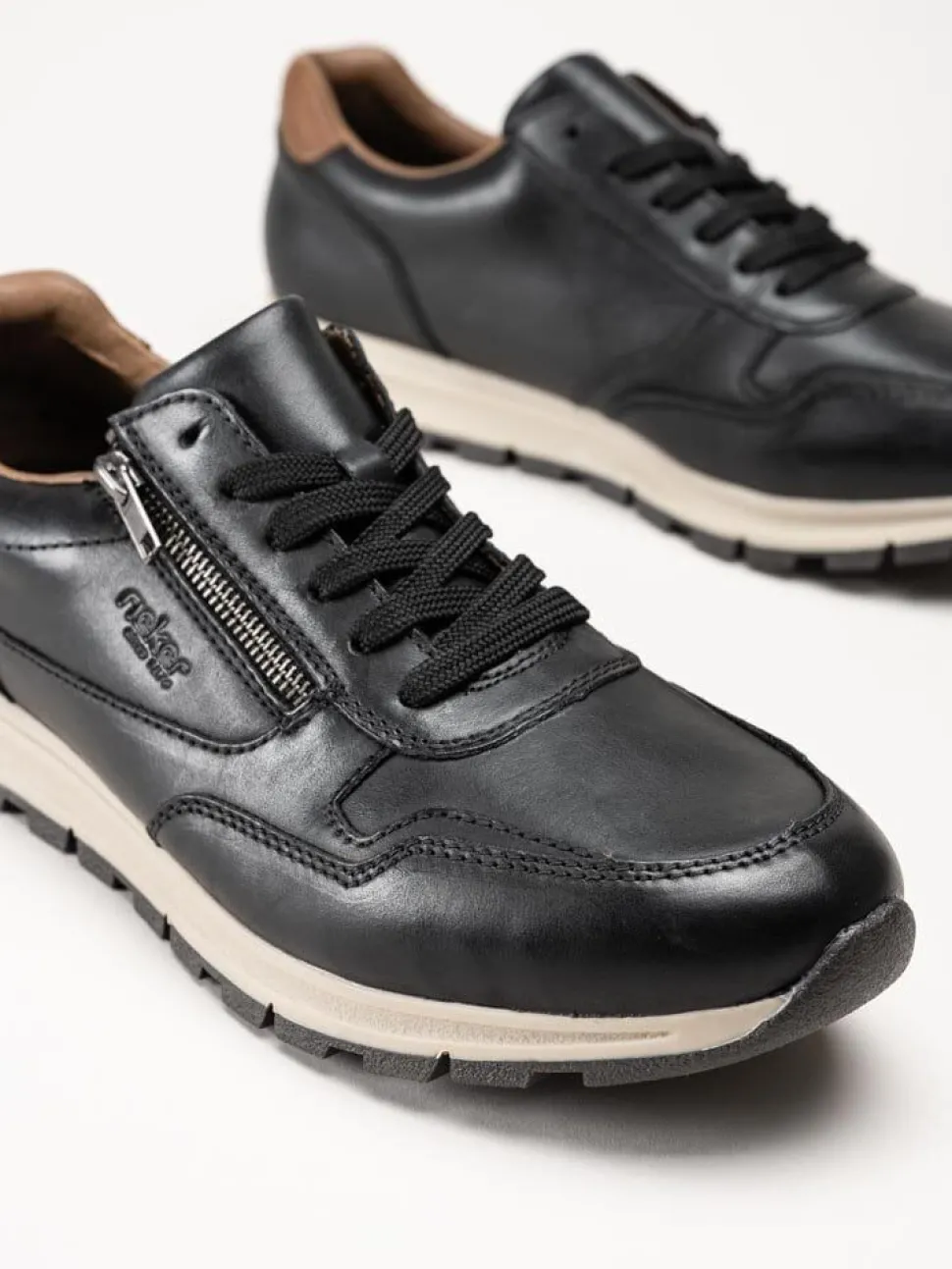 Rieker - Svarta sneakers i skinn
