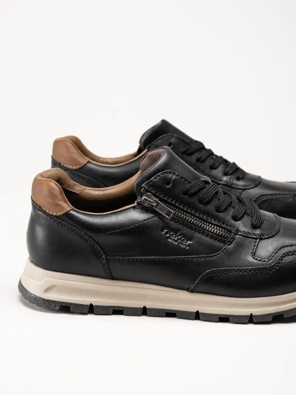 Rieker - Svarta sneakers i skinn