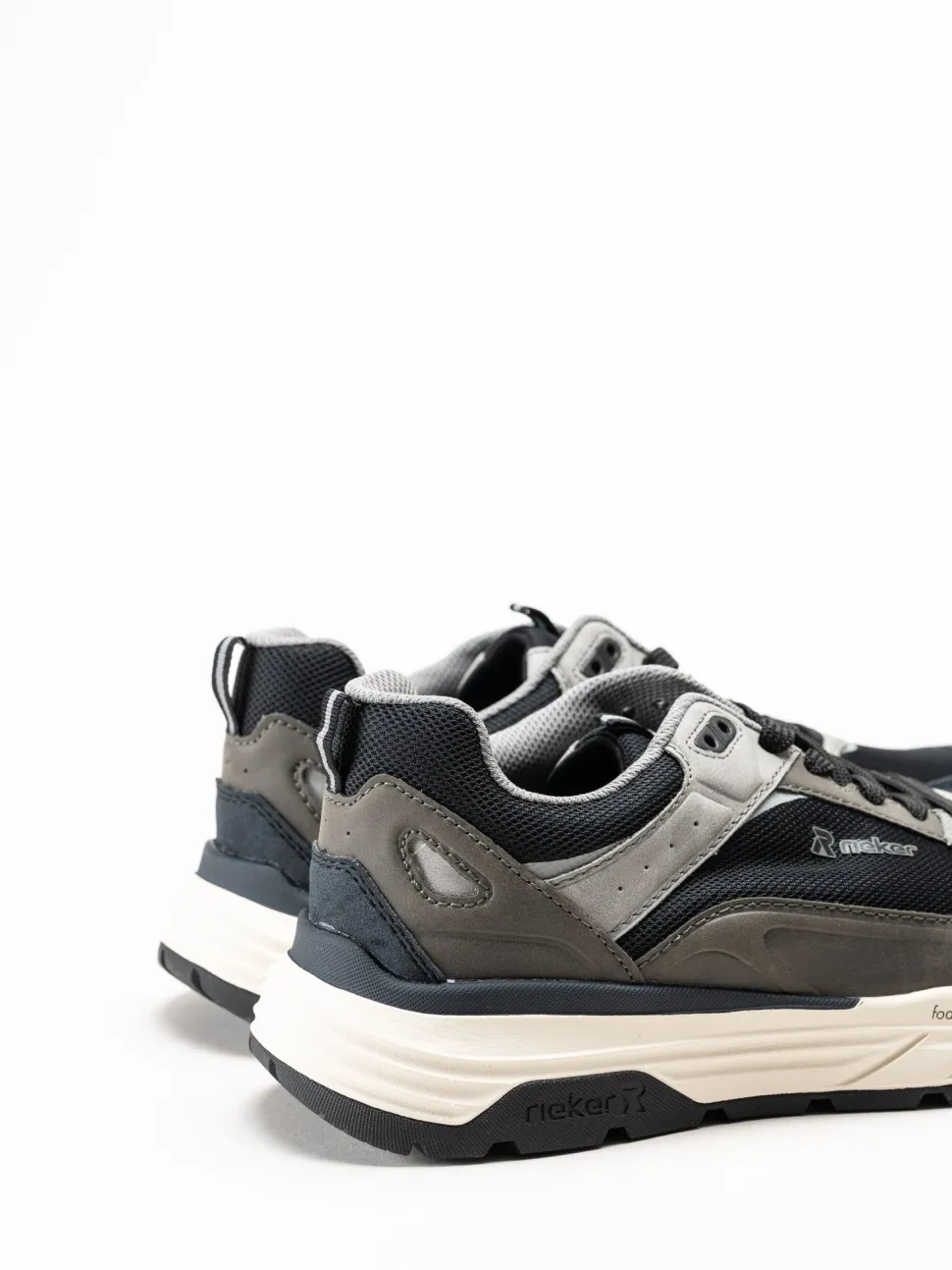 Rieker - Svarta sneakers i textil