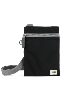 ROKA - Chelsea Recycled Canvas - Svart mobilväska i canvas