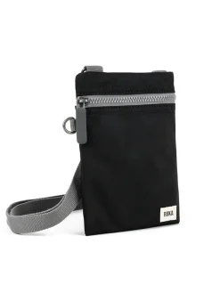 ROKA - Chelsea Recycled Canvas - Svart mobilväska i canvas