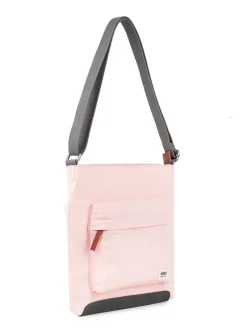 ROKA - Kennington B Recycled Nylon - Rosa axelremsväska i återvunnen nylon