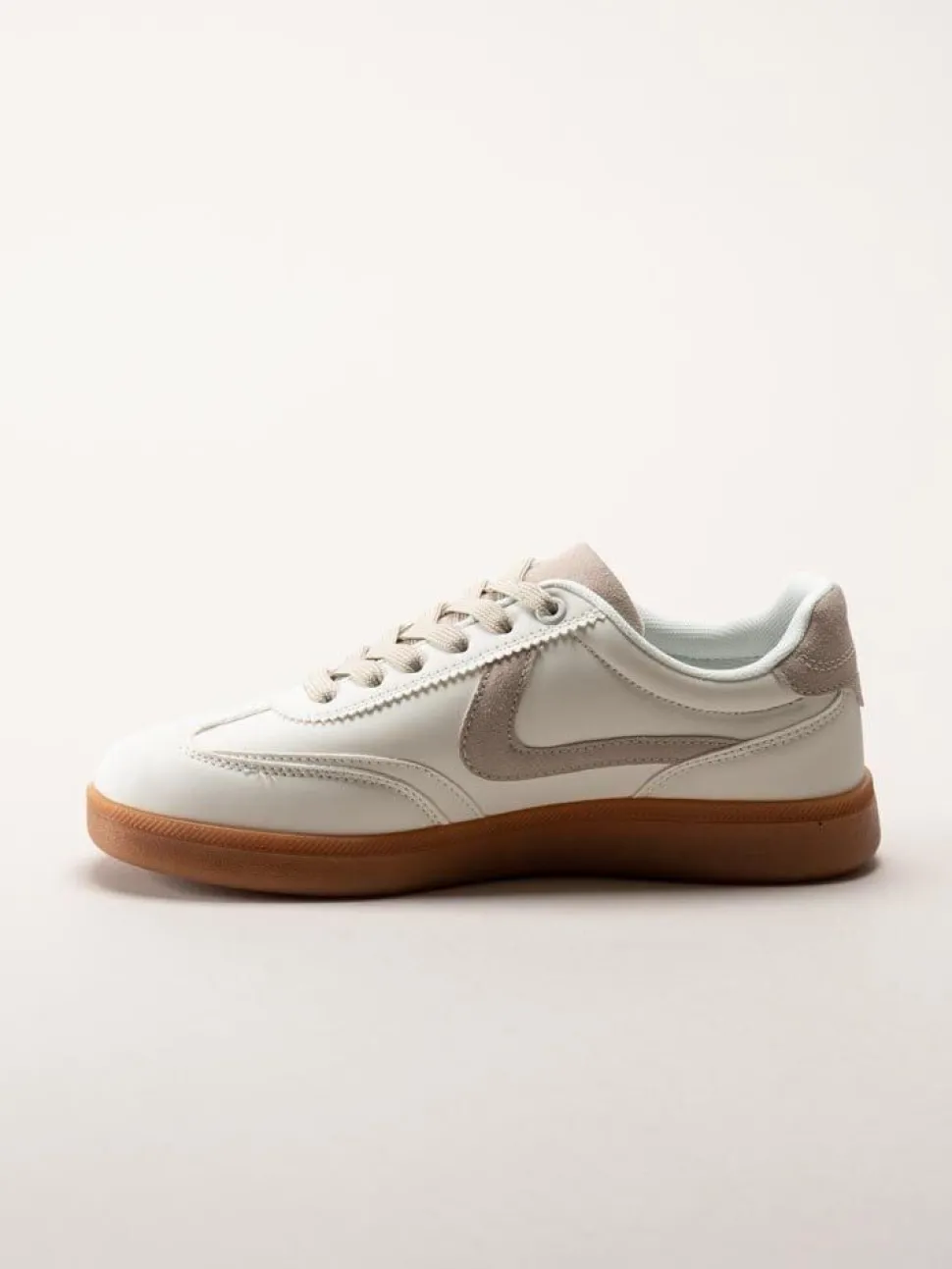 Rugged Gear - Vita retro sneakers i skinnimitation