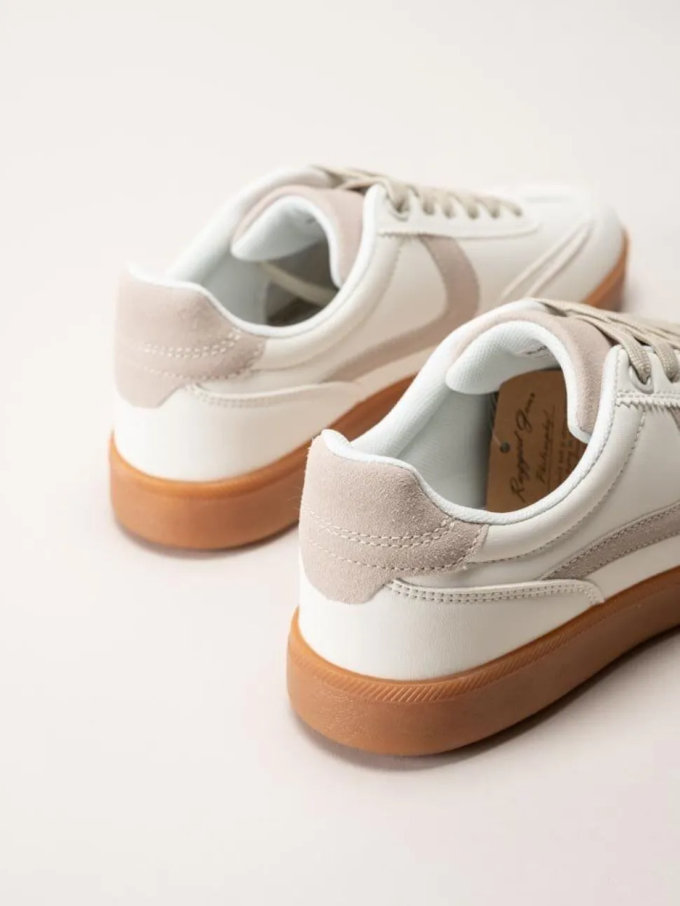 Rugged Gear - Vita retro sneakers i skinnimitation