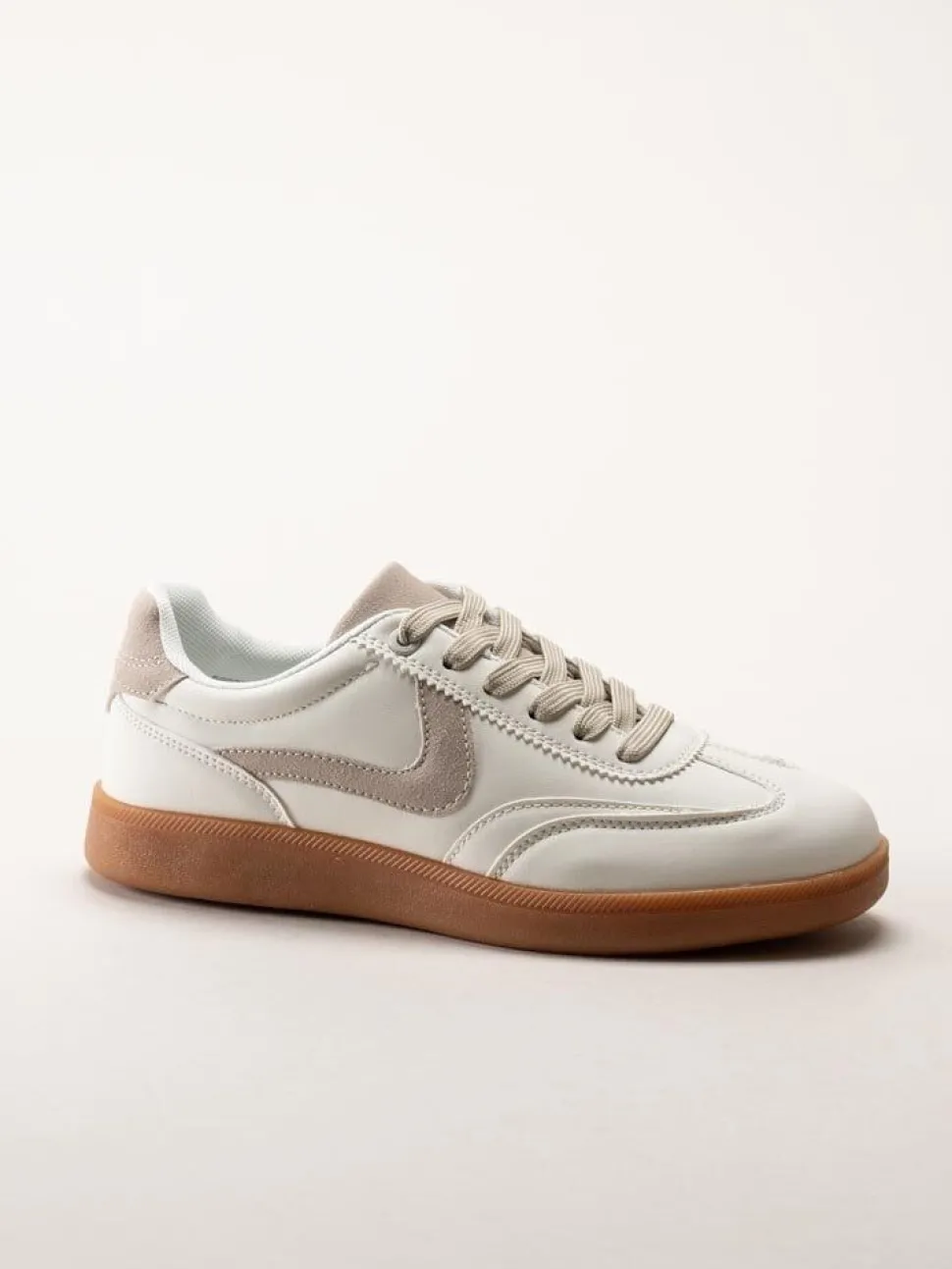 Rugged Gear - Vita retro sneakers i skinnimitation