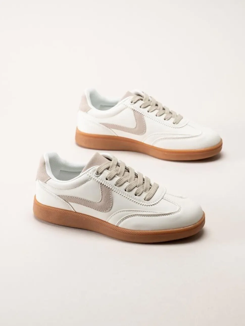 Rugged Gear - Vita retro sneakers i skinnimitation