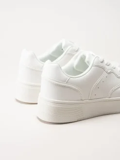 Rugged Gear - Vita sneakers i skinnimitation