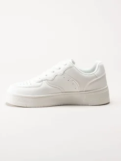 Rugged Gear - Vita sneakers i skinnimitation