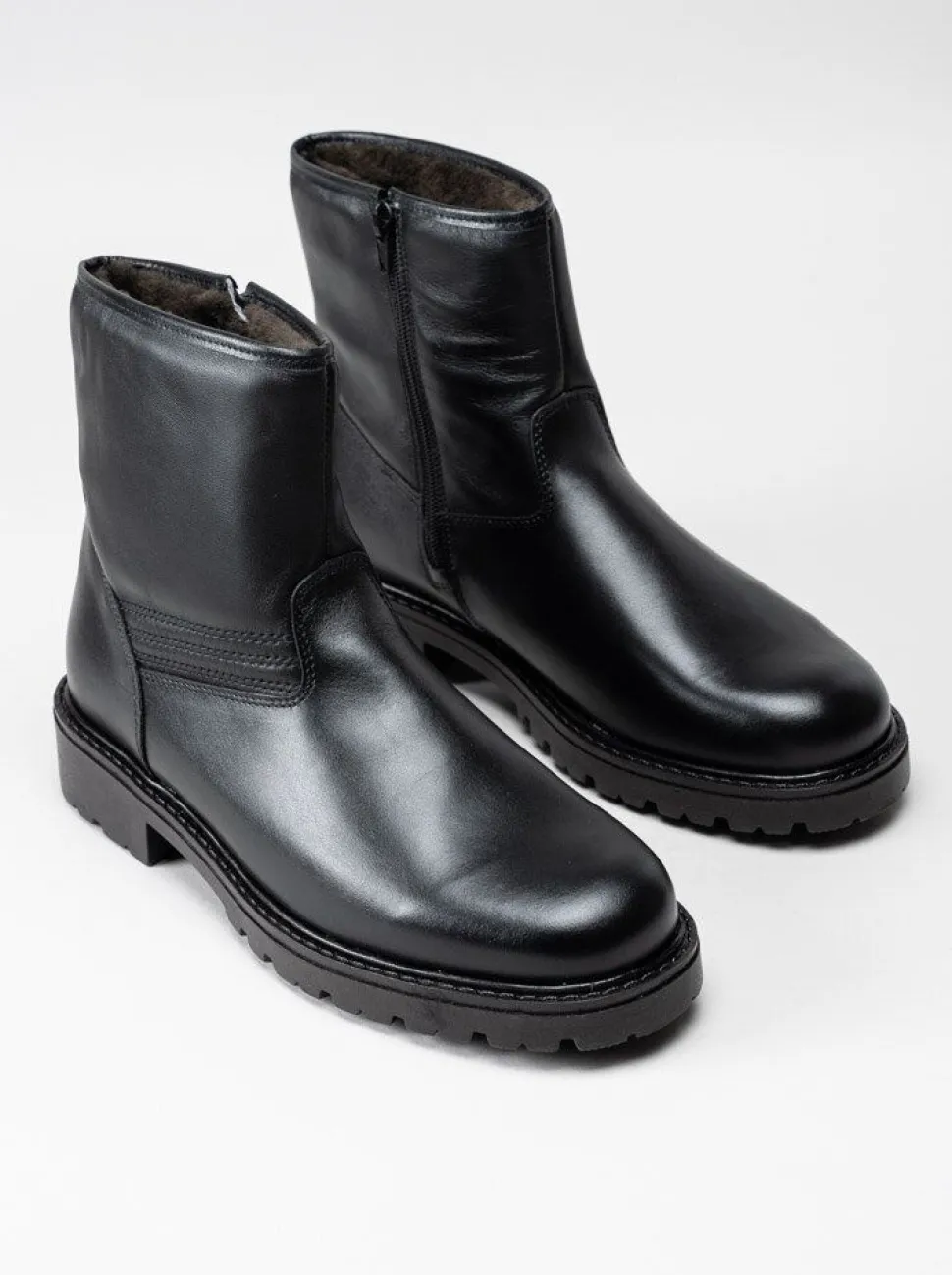 Sata - Svarta fårskinnsfodrade boots i skinn