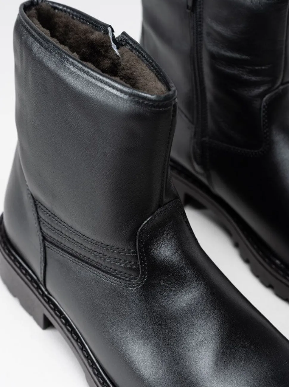Sata - Svarta fårskinnsfodrade boots i skinn