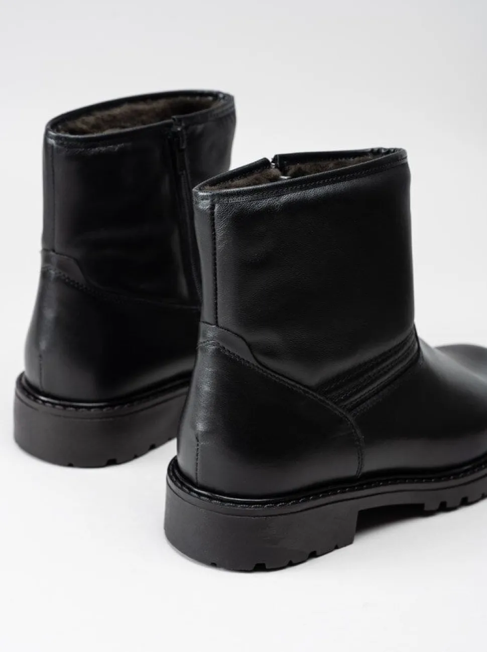 Sata - Svarta fårskinnsfodrade boots i skinn
