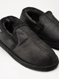 Shepherd - Bosse - Svarta slip on fårskinnstofflor