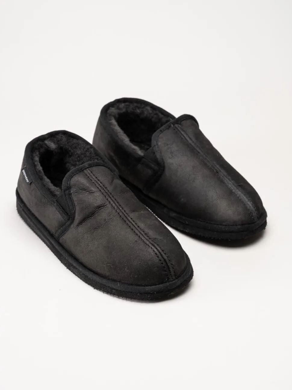 Shepherd - Bosse - Svarta slip on fårskinnstofflor