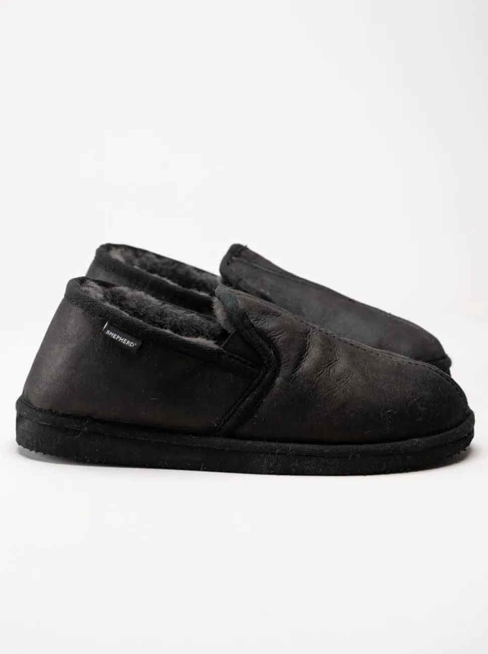 Shepherd - Bosse - Svarta slip on fårskinnstofflor