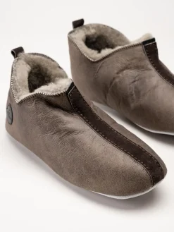 Shepherd - Henrik - Mörkbruna slip on fårskinnstofflor