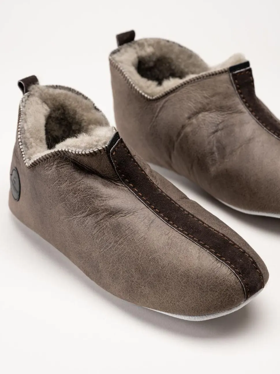 Shepherd - Henrik - Mörkbruna slip on fårskinnstofflor