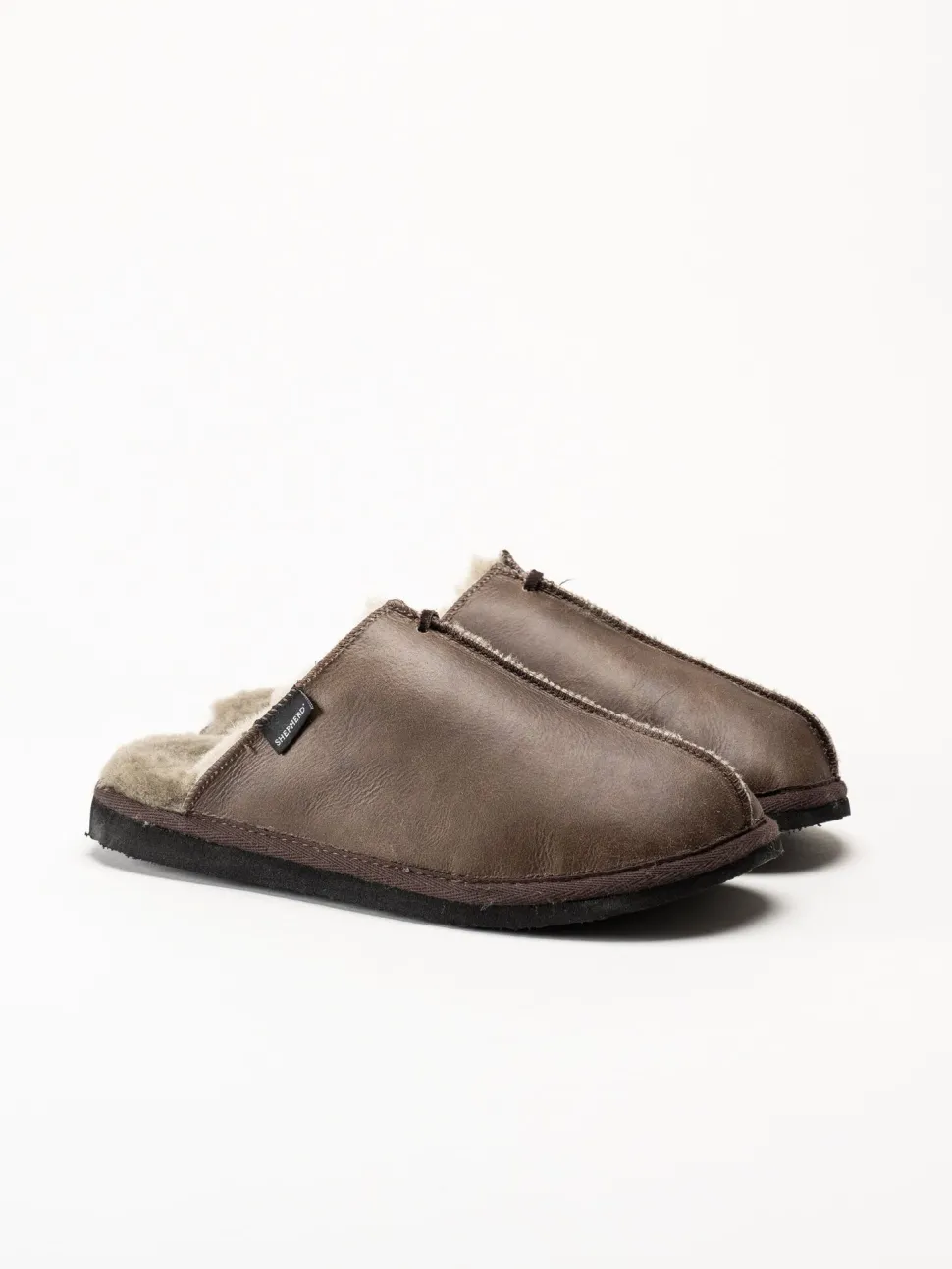 Shepherd - Hugo - Mörkbruna slip in fårskinnstofflor