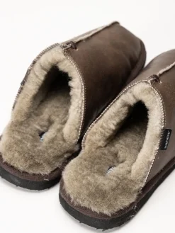Shepherd - Hugo - Mörkbruna slip in fårskinnstofflor