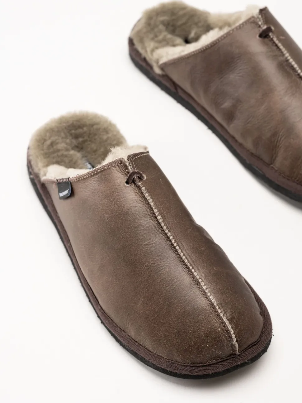 Shepherd - Hugo - Mörkbruna slip in fårskinnstofflor