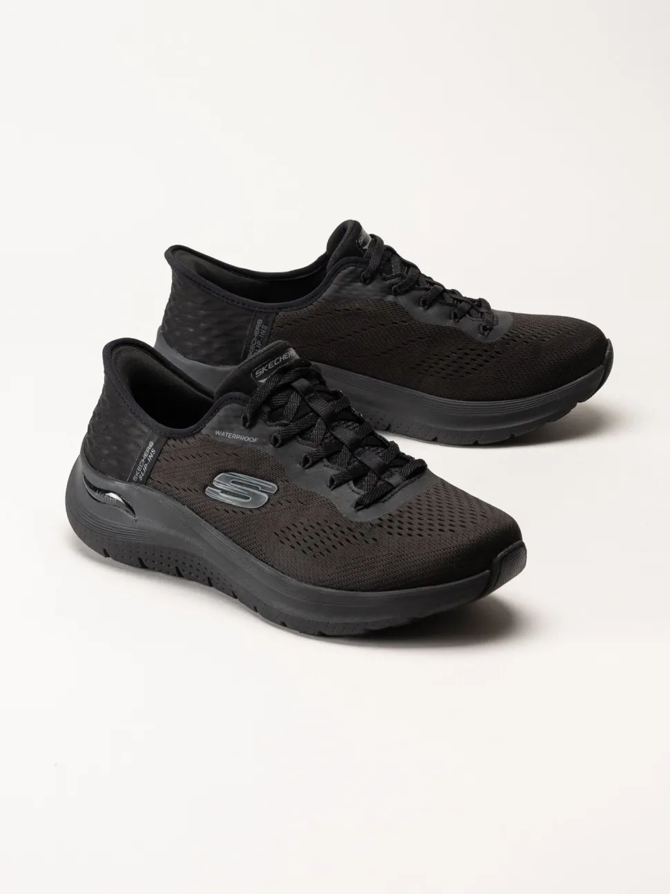 Skechers - Arch Fit 2.0 - Morning Mist - Svarta vattentäta slip-ins sportskor