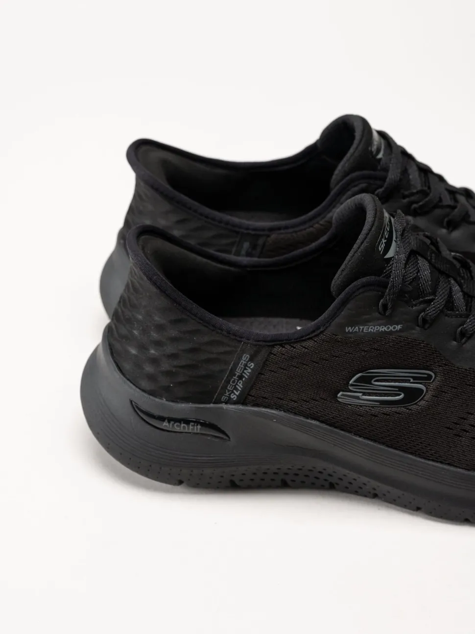 Skechers - Arch Fit 2.0 - Morning Mist - Svarta vattentäta slip-ins sportskor