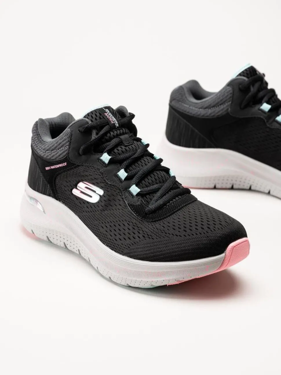 Skechers - Arch Fit 2.0 - Svarta vattentäta sportskor