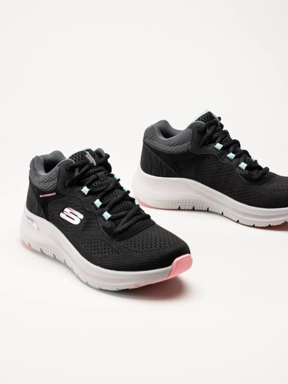 Skechers - Arch Fit 2.0 - Svarta vattentäta sportskor