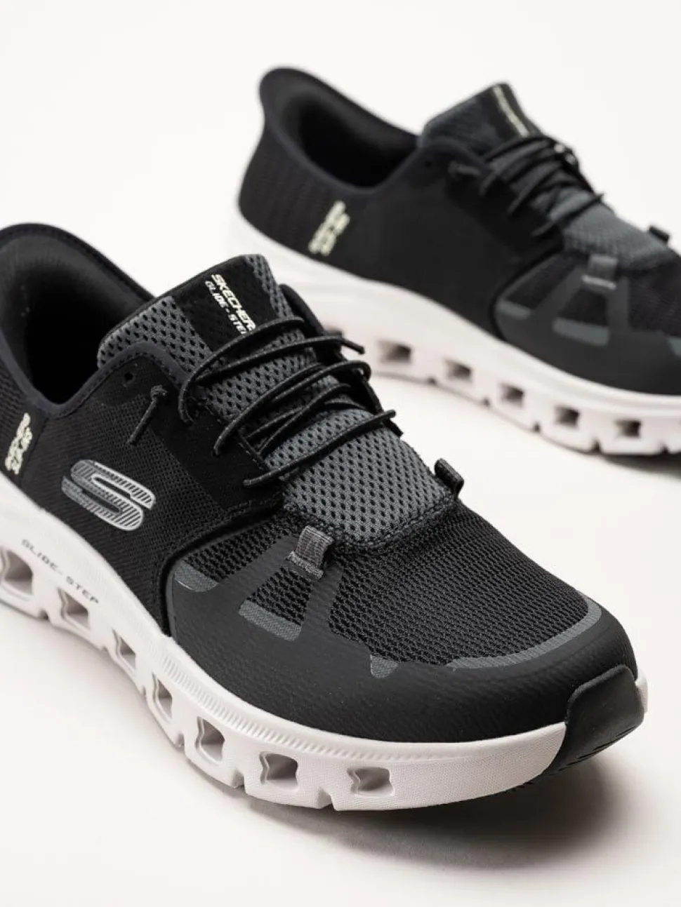 Skechers - Glide Step Pro - Svarta slip-ins sneakers i textil