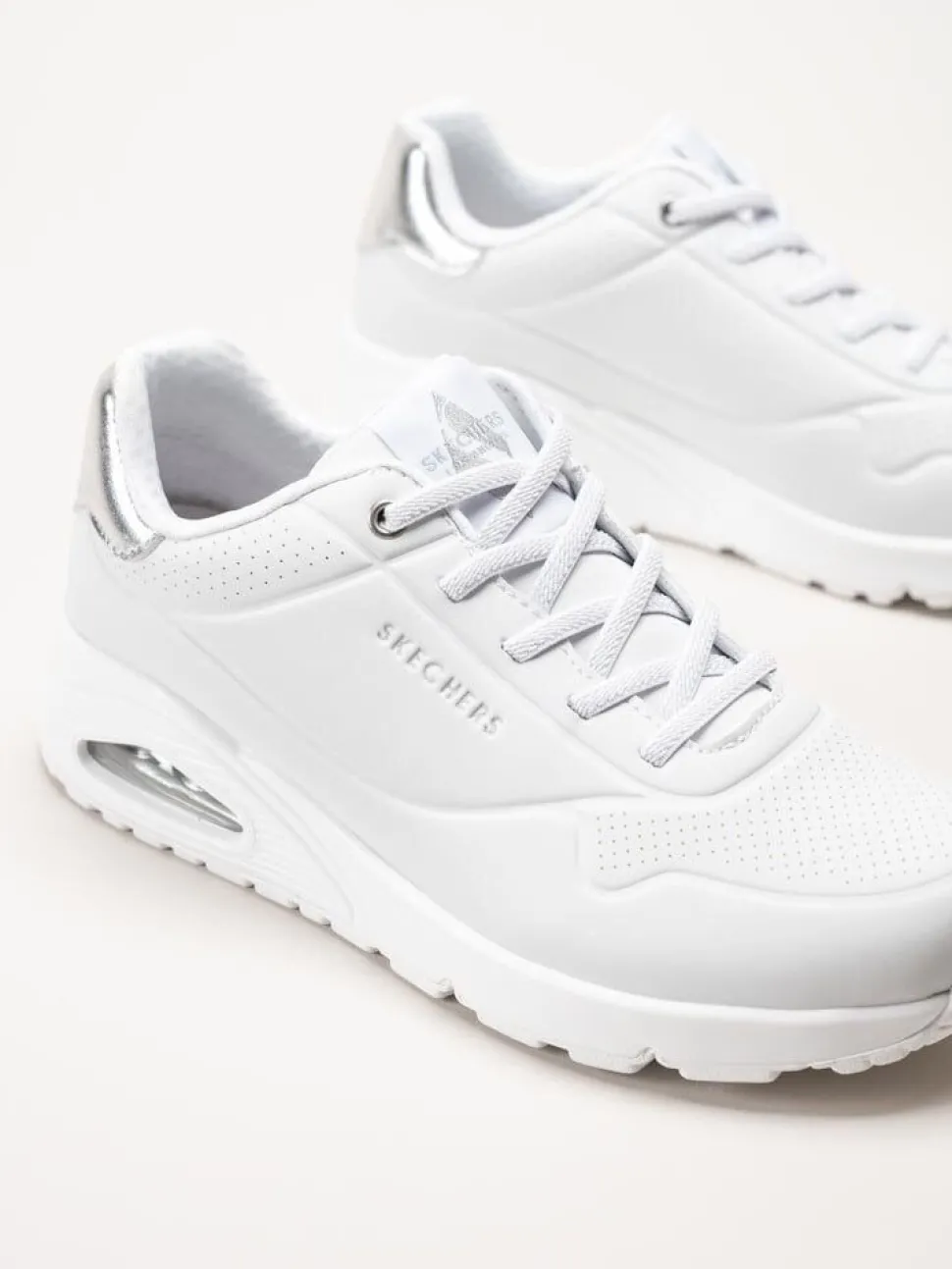 Skechers - Uno - Shimmer Away - Vita sneakers i skinnimitation