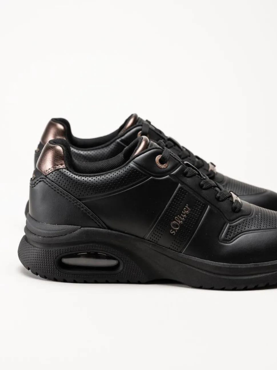 S.Oliver - Svarta sneakers i skinnimitation