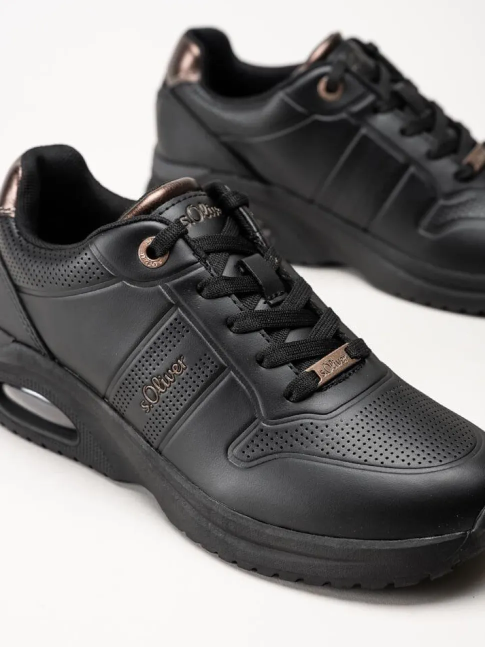 S.Oliver - Svarta sneakers i skinnimitation