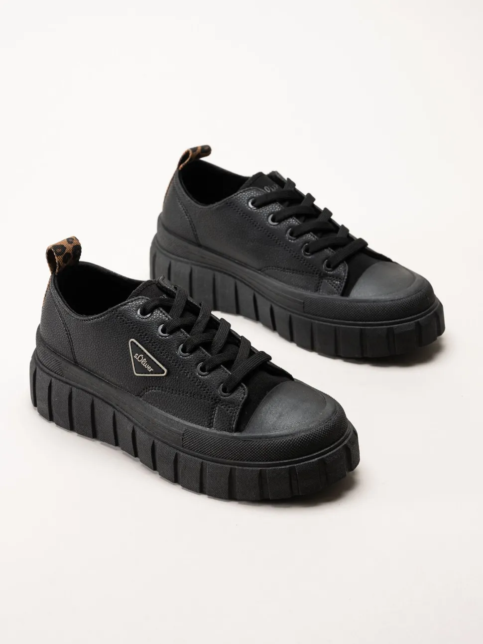 S.Oliver - Svarta sneakers med platåsula