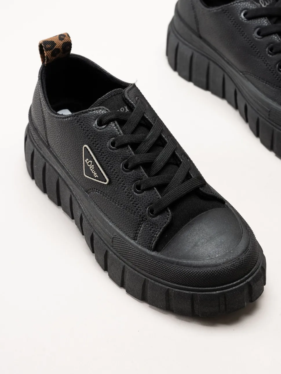 S.Oliver - Svarta sneakers med platåsula