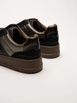 S.Oliver - Svarta sneakers med partier i mörk guldfärg