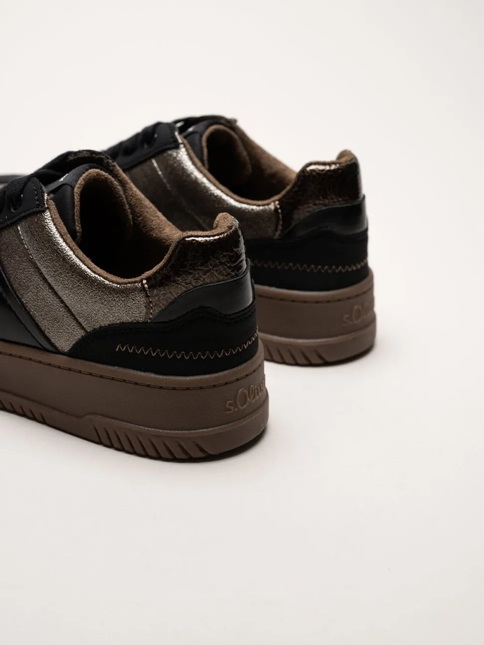 S.Oliver - Svarta sneakers med partier i mörk guldfärg