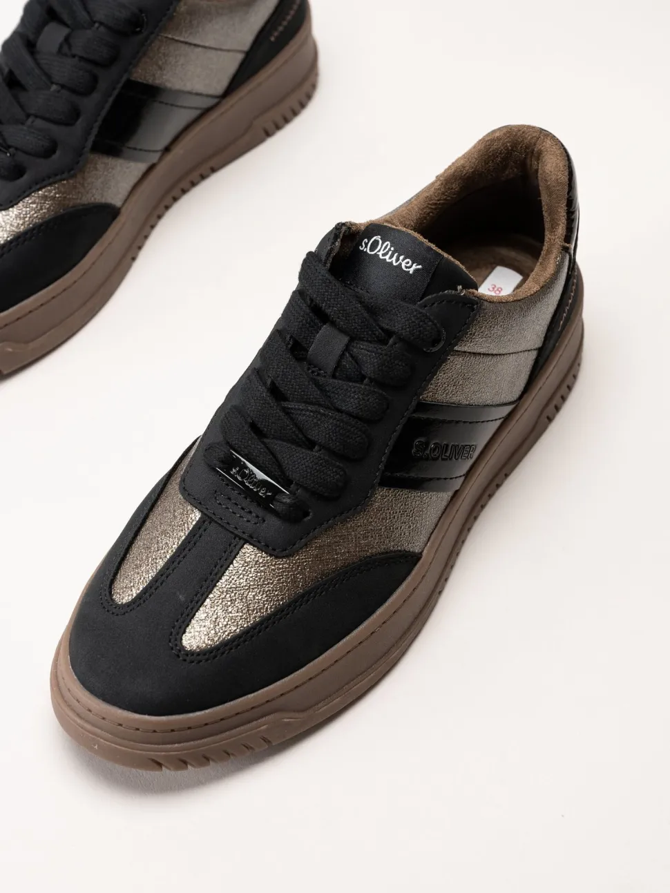S.Oliver - Svarta sneakers med partier i mörk guldfärg