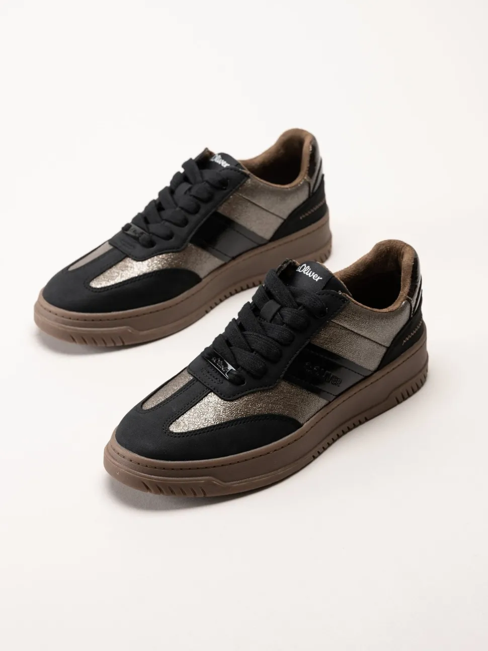 S.Oliver - Svarta sneakers med partier i mörk guldfärg