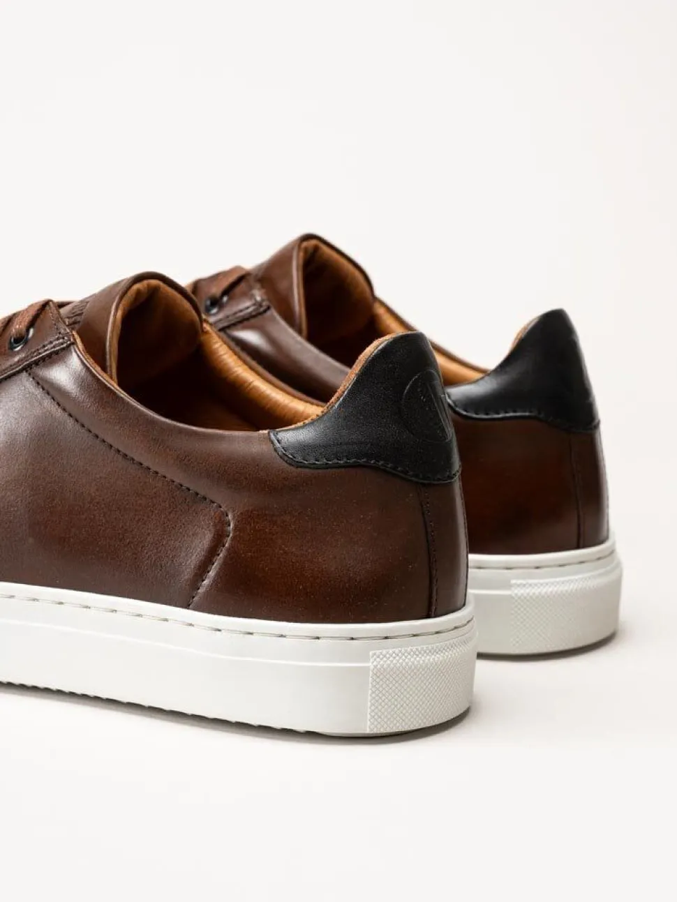 Strömberg - Arezzo - Bruna sneakers i skinn