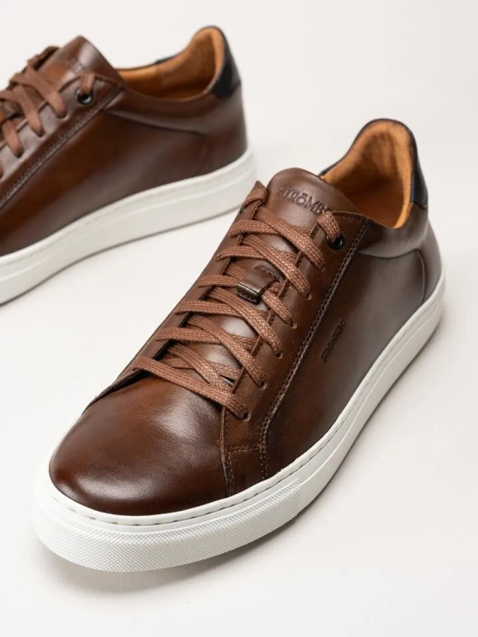 Strömberg - Arezzo - Bruna sneakers i skinn